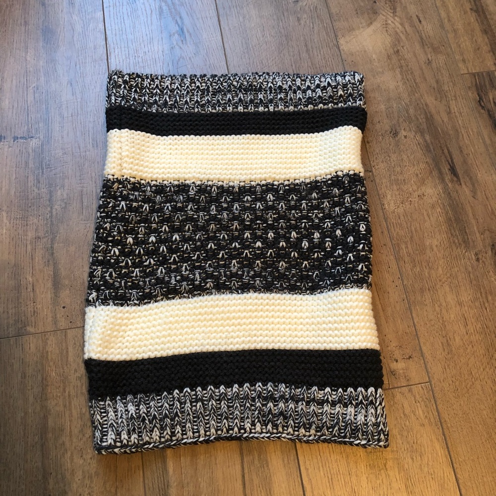 Gap black and white knit infinity scarf - Picture 3 of 3